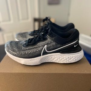 Nike Invincible Zoom X Size 14